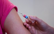 Za povinné očkovanie proti záškrtu a tetanu sa dopláca, lekárnici to kritizujú